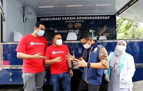 RedDoorz Dukung Program Mobil Vaksin Keliling Kemenparekraf