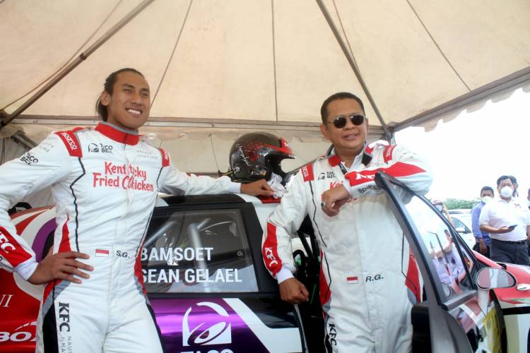 Sean Gelael Kasih Pengalaman Rally untuk Bamsoet