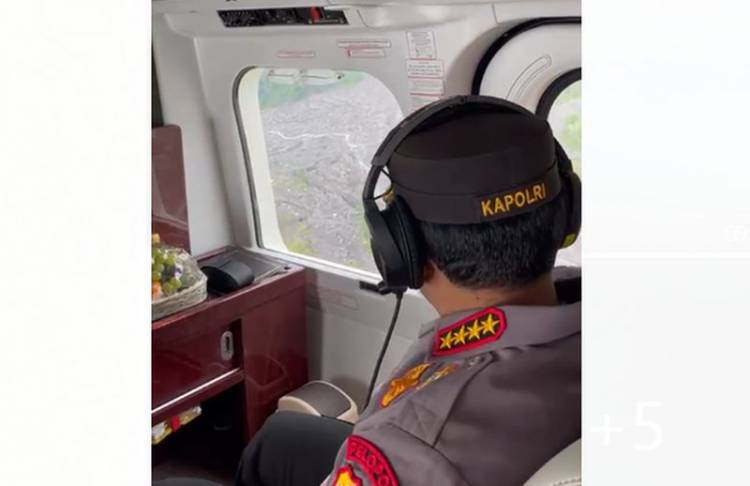 Gunakan Helikopter, Kapolri Listyo Sigit Prabowo Meninjau Dampak Letusan Gunung Semeru