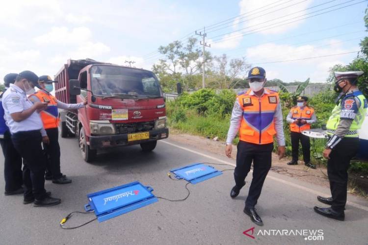 Polda Kalsel Menindak 155 Truk Muatan Berlebih hingga Desember 2021