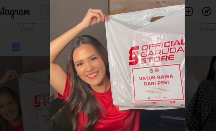 Wajah Semringah Raisa Dapat Jersei Timnas Indonesia