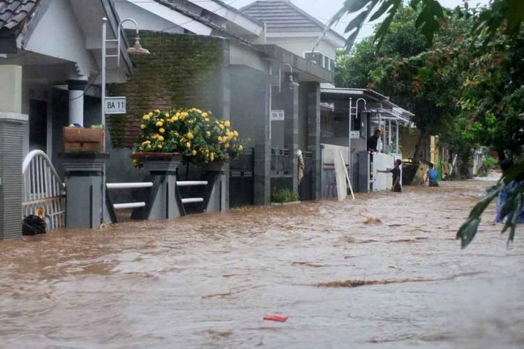 Setelah Gempa Bumi, Jember Kini Diterjang Banjir  