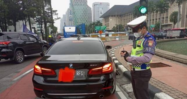 Tidak Ada Pelat ‘Dewa”, Sejumlah Mobil Pejabat Negara Ditilang Polisi 