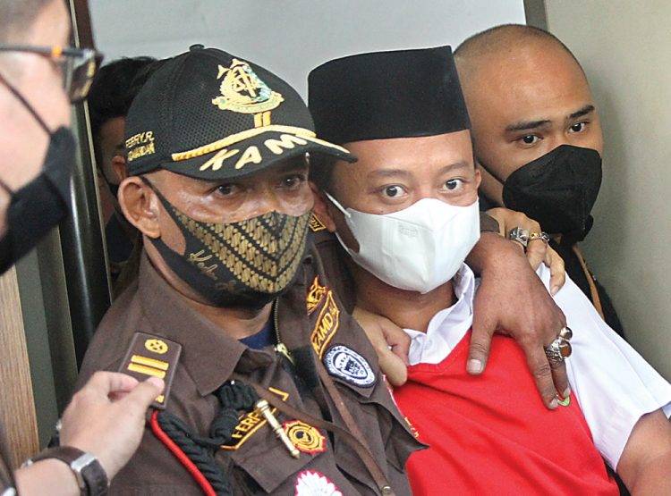 Herry Wirawan Menyesal Memperkosa 13 Santriwati, Minta Pengurangan Hukuman  