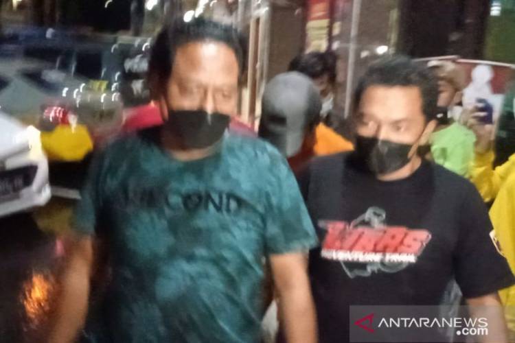 Pelaku Penendang Sesajen di Gunung Semeru Tiba di Polres Lumajang