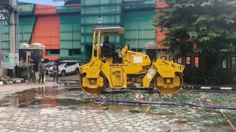 Satpol PP Bogor Musnahkan Ribuan Miras Sitaan