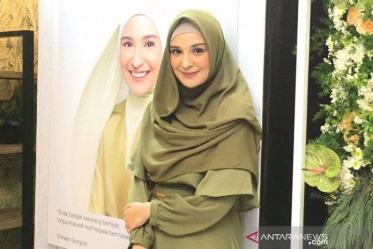 Rindu Shireen Sungkar Rawat Rambut di Salon Kesayangan