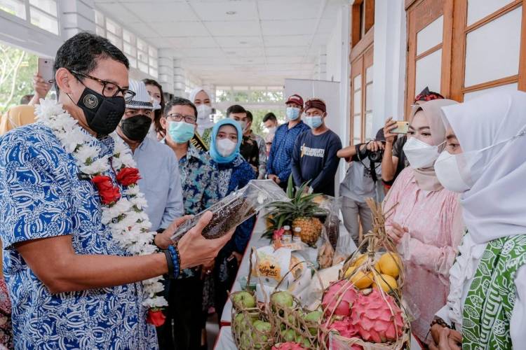 Galakkan Program IndonesiaAja, Sandiaga Uno Sebut Balon Udara Cappadocia juga ada di Ciater, Subang