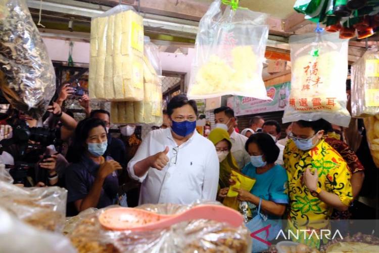 Pantau Harga Bahan Pangan, Menteri Perekonomian Lakukan Operasi Pasar di Salatiga