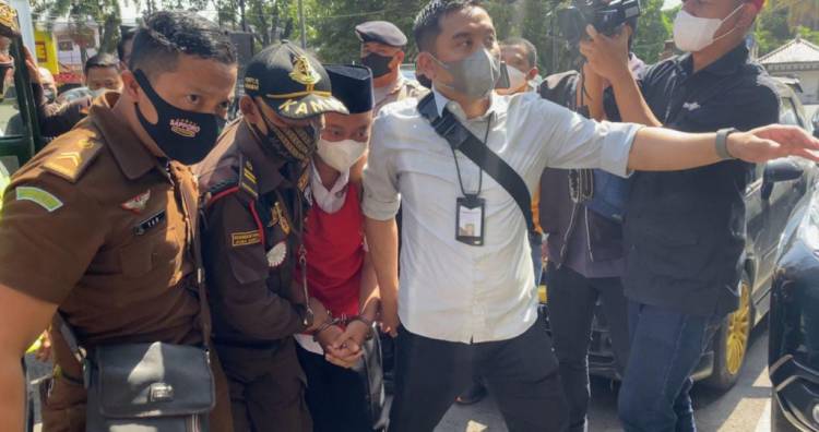  Herry ‘Predator’ Wirawan: "Saya Jangan Dihukum Mati, Beri Kesempatan Untuk Mengurus Anak-Anaknya."