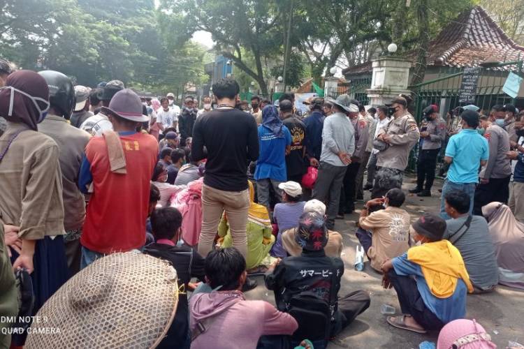 7 Tahun Terkena Limbah Pasir, Petani Minta Ganti Rugi di Lebak