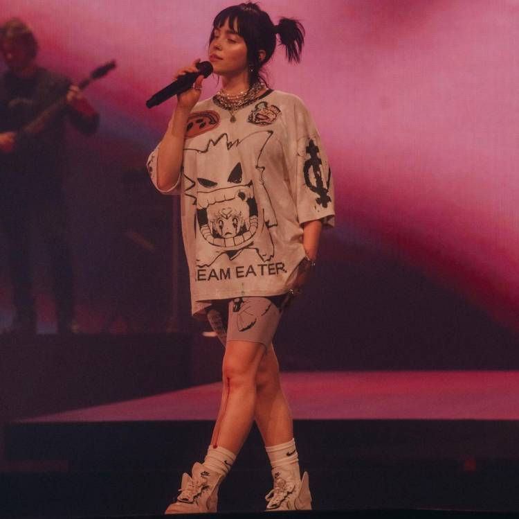 Penonton Kesulitan Bernafas, Billie Eilish Hentikan Sementara Konsernya