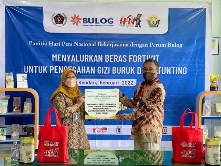 Di Hari Pers Nasional :  Bulog dan PWI Peduli Bagikan Paket Beras Fortivit 