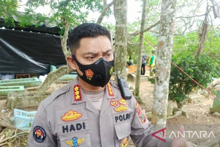 Polisi Bongkar Makam Mantan Penhuni Kerangkeng Rumah Bupati Langkat