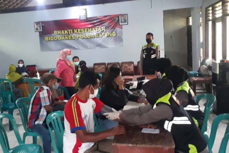 Polda Jateng Bagikan Paket Sembako dan Berikan Layanan Kesehatan di Desa Wadas