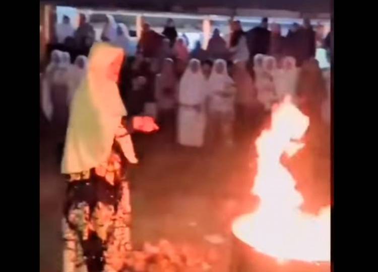 Viral Video Guru Pondok Pesantren Bakar Handphone Santrinya