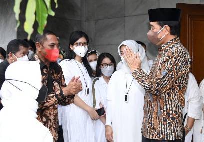 Keluarga Presiden Jokowi Hadiri Prosesi Pemakaman Pakde Miyono