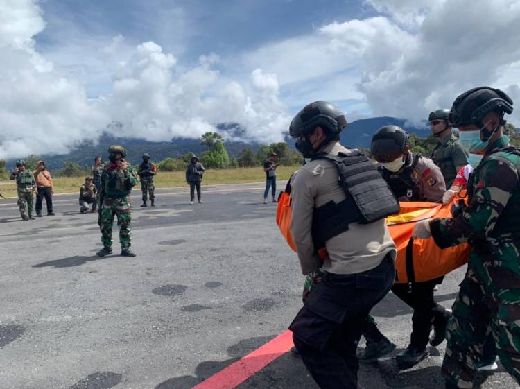 Operasi Damai Cartenz Evakuasi Korban Penembakan KKB