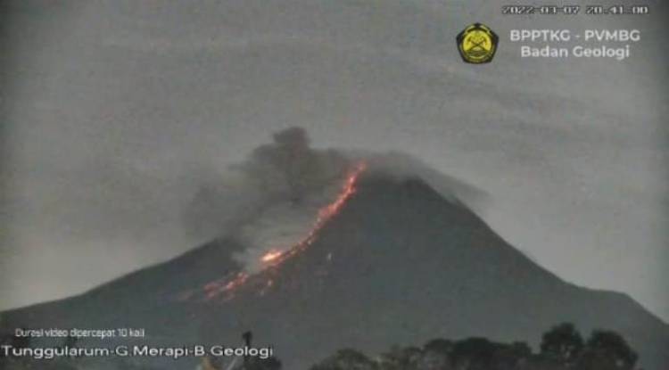 Gunung Merapi Muntahkan Awan Panas