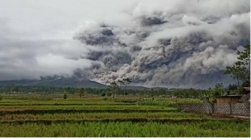 Gunung Semeru Kembali Luncurkan Awan Panas, Status Siaga!