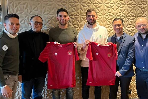 Sandy Walsh dan Jordi Amat Pamer Jersey Timnas Indonesia di Belgia!