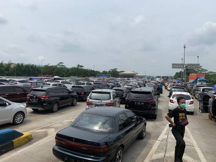 Mudik Lebaran 2022 : Tol Cikampek Macet Parah, 5 Jam Tak Bergerak di KM 70