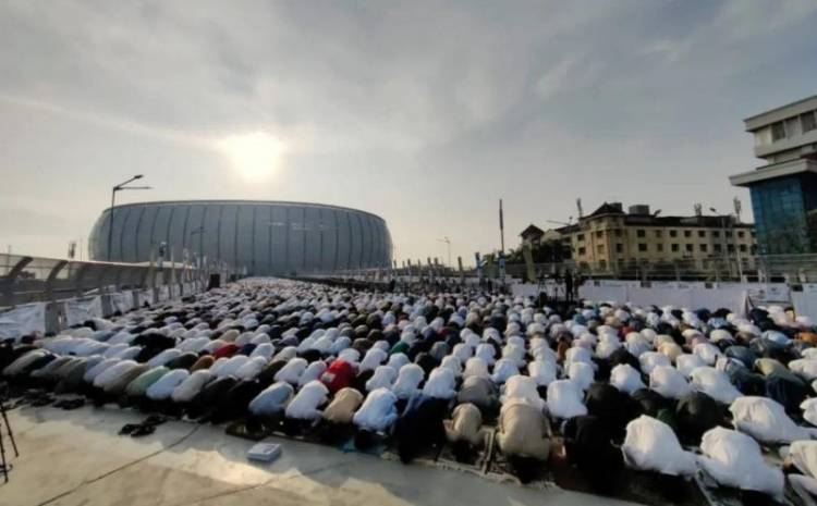 Ribuan Umat Muslim Sholat Id di JIS, Anies Baswedan Terharu