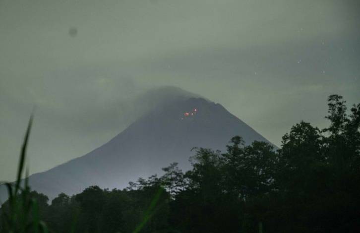 Gunung Merapi Muntahkan Lava Pijar 