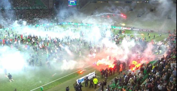 Fans Ngamuk Saint-Etienne Terdegradasi 