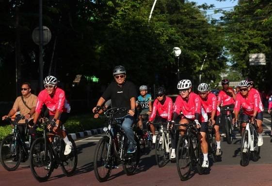 World Bycle Day : Anies Baswedan Gowes Bareng Dubes Keliling Jakarta