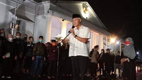 Gubernur Ganjar Pranowo Melayat Jenazah Emmeril Khan Mumtadz di Bandung