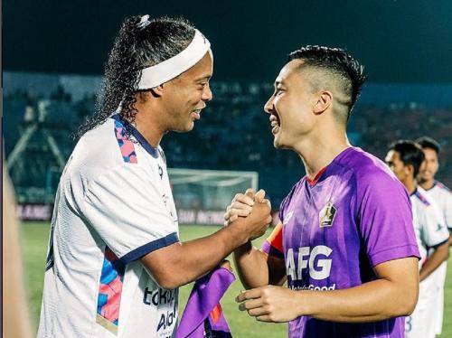 Alasan Kebugaran, Ronaldinho Hanya Bermain Satu Babak di Turnamen Trofeo Ronaldinho 