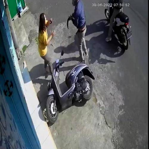 Viral! Aksi  Christina Ester Duel Begal Motor di Malang