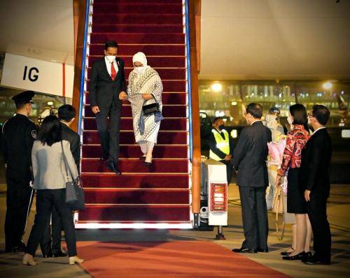 Presiden Jokowi dan Ibu Negara Tiba di Beijing 