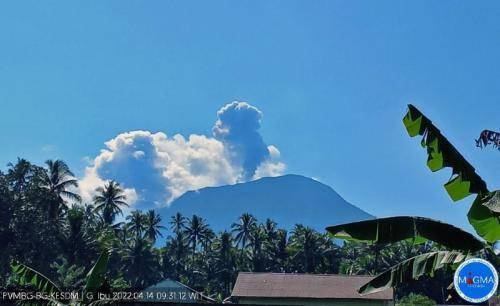 PVMBG : Gunung Ibu di Pulau Halmahera Erupsi