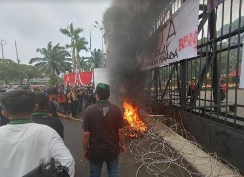 Demo Tolak Kenaikan BBM  Memanas di Depan Gedung DPR RI