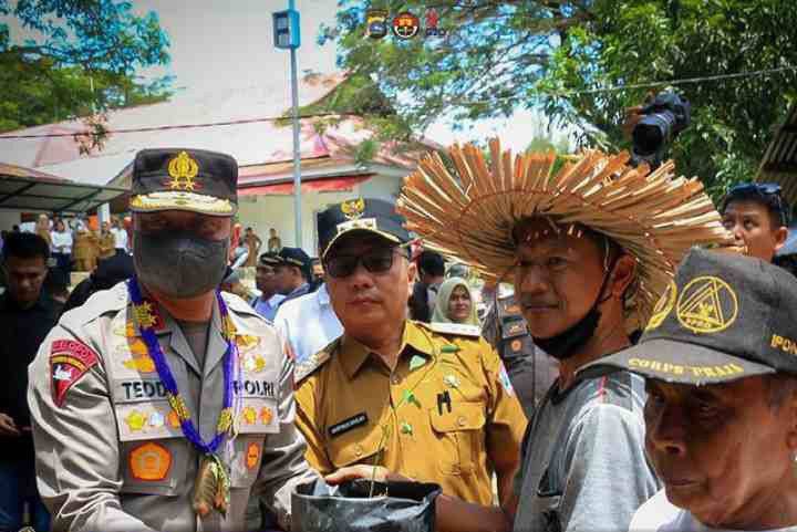 Kungker ke Mentawai, Kapolda Sumbar Resmikan Asrama Polri dan Serahkan Bibit Cabe