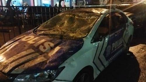 Kerusuhan di Stadion Kanjuruhan: 2 Polisi Tewas, 10 Kendaraan Rusak