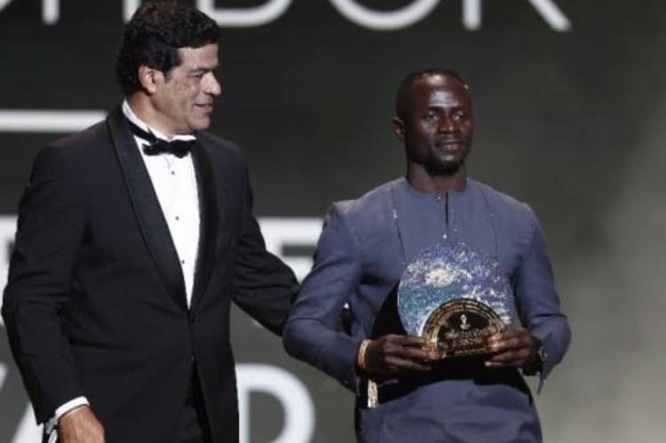 Sadio Mane Raih Gelar Socrates Award di Ballon dOr 2022