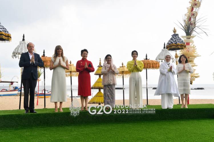 Ibu Iriana Ajak Para Pendamping Pemimpin G20 Melihat Kearifan Lokal Indonesia