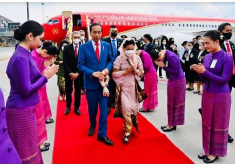 Presiden Jokowi dan Rombongan Tiba di Bangkok