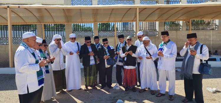 Para Kiai Ziarah ke Makam Mbah KH. Maemun  Zubair di Makkah