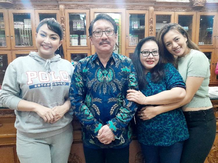 Kembali Sambangi Queen Beauty Clinic di Sunter, Yeyen Lidya dan Ratna Listy Lakukan Operasi Kantong Mata 3 Dimensi