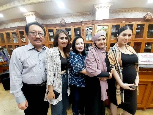 Di Queen Klinik Bedah Plastik, Artis Lina Lady Geboy serta Jelita dan Doris Callebaut Lakukan Operasi dan Perawatan Kecantikan