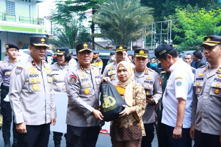 Ribuan Paket Sembako dari Kapolri Disebar ke Masyarakat di Slum Area Jaksel