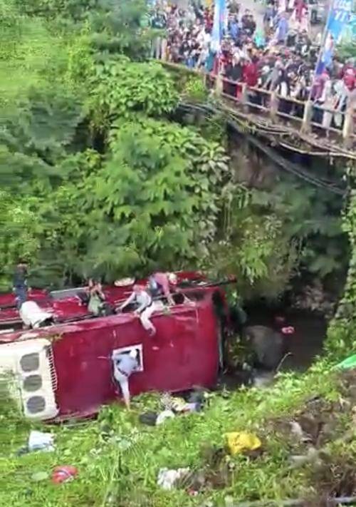 Bus Wisata Warga Tangsel Alami Terjun Kejurang di  Kawasan Guci