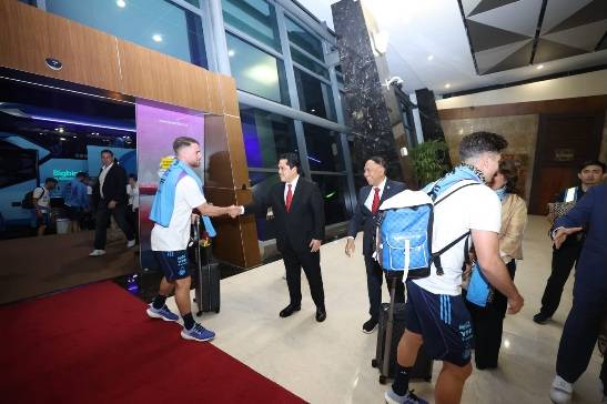 Disambut Erick Thohir, Rombongan Timnas Argentina Tiba di Indonesia