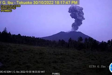 Gunung Ibu di Halmahera Utara, Maluku Utara Erupsi 