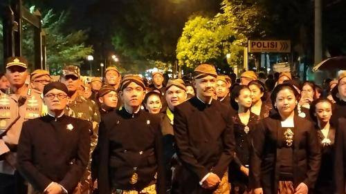 Ganjar Pranowo dan Para Tokoh Nasional Hadiri Kirab Pusaka Malam 1 Suro Pura Mangkunegaran