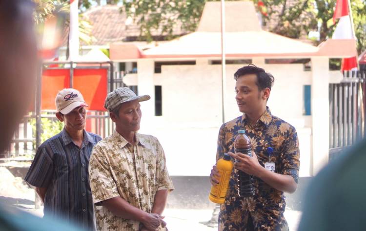 Tim KKN UNS Dorong Pemanfaatan Limbah Urine Sapi dan Kelinci Jadi Pupuk Organik Cair di Desa Kismoyoso, Boyolali